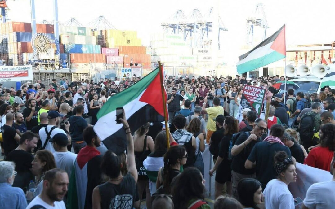 Greek activists and dockworkers blockade the Zionist ship “Ever Golden”
