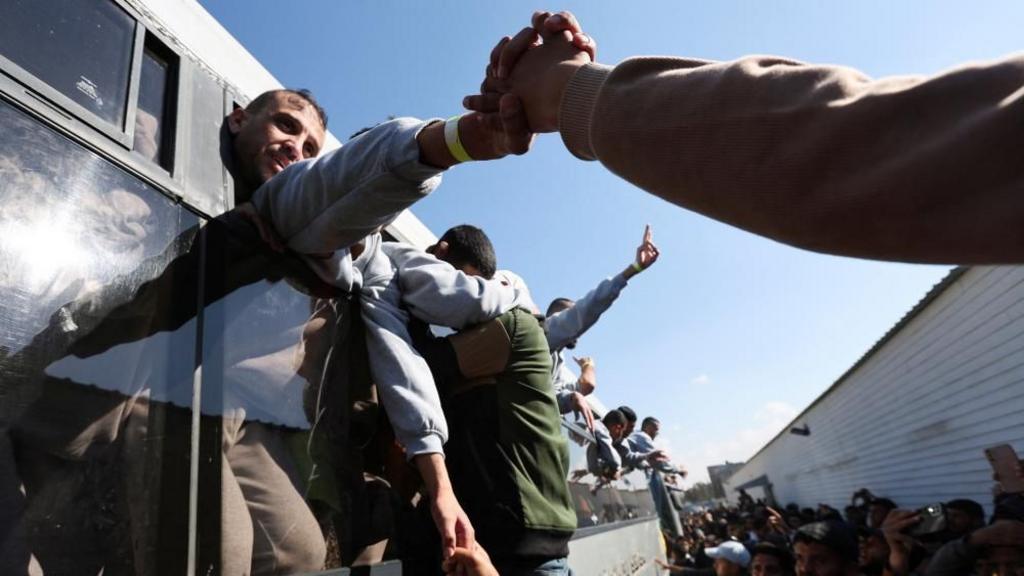 Prisioneros palestinos liberados de cárceles israelíes siendo recibidos por sus familias tras su salid